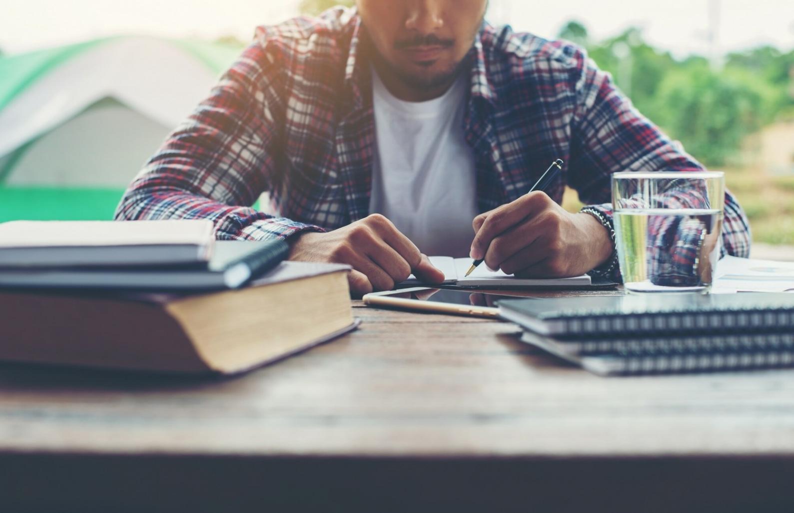 Interface d'un tableau de bord financier développé par un étudiant montrant des graphiques de trésorerie et des indicateurs clés