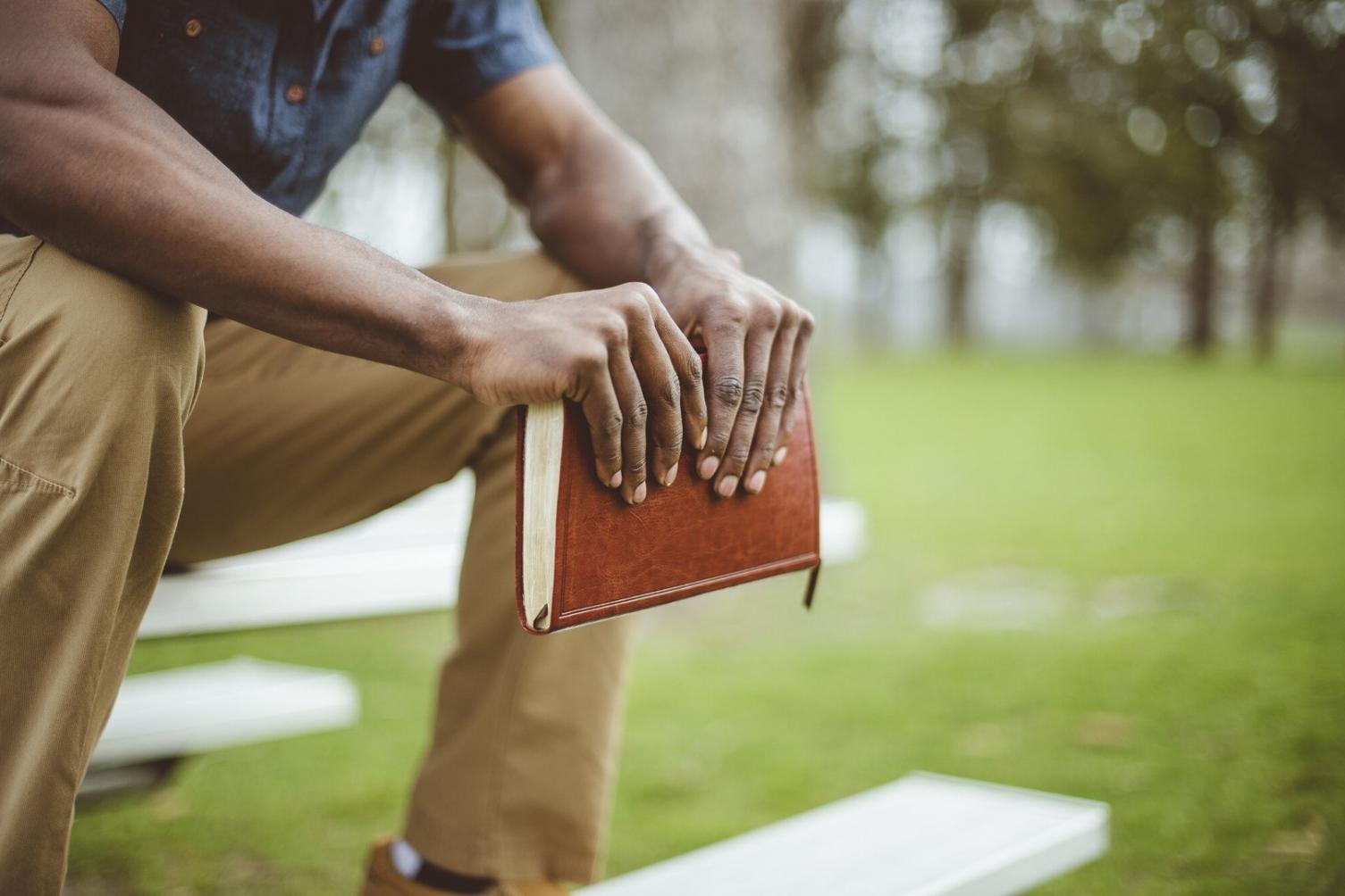 Espace de travail moderne avec équipement d'automatisation financière