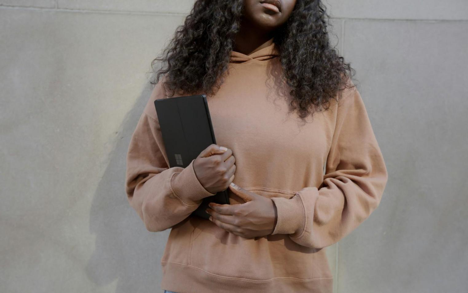 Équipe travaillant ensemble sur un projet d'automatisation financière